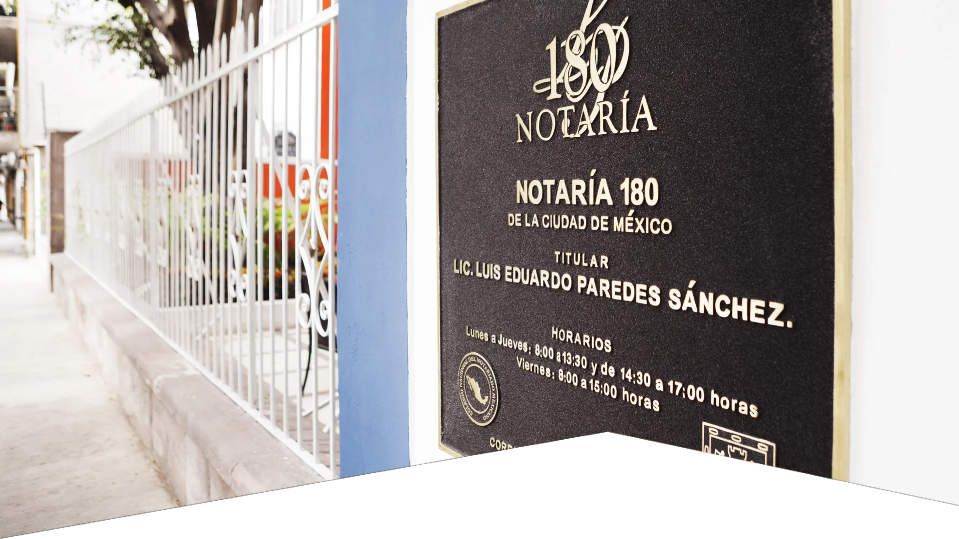 Fotografía placa exterior de la Notaria 180